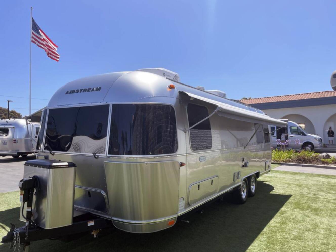 A photo of this 2026 Airstream Flying Cloud 27FB