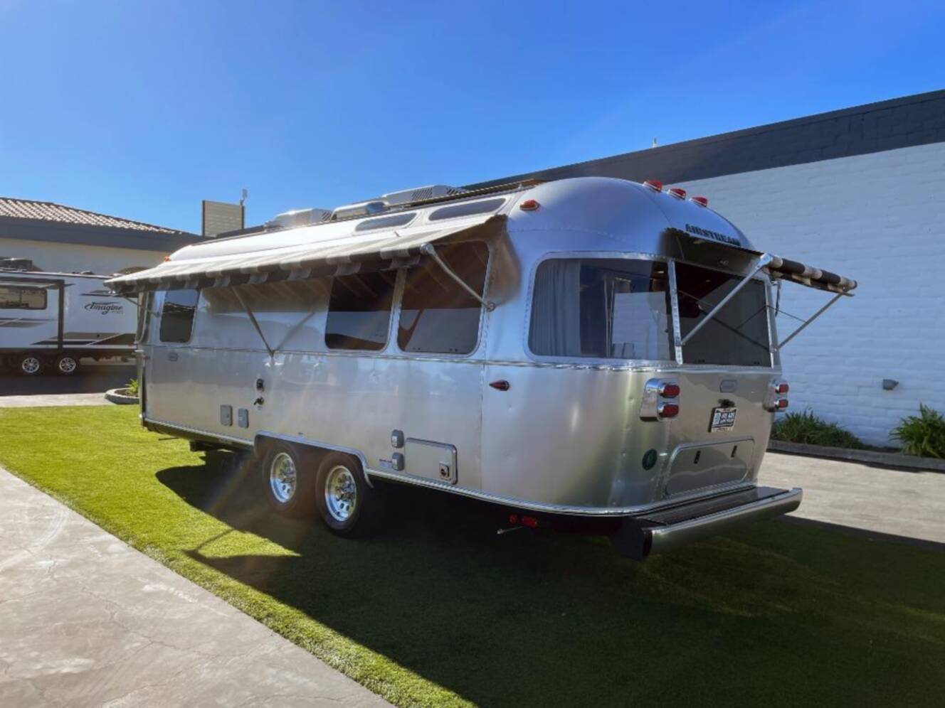 A photo of this 2026 Airstream Globetrotter 25FB