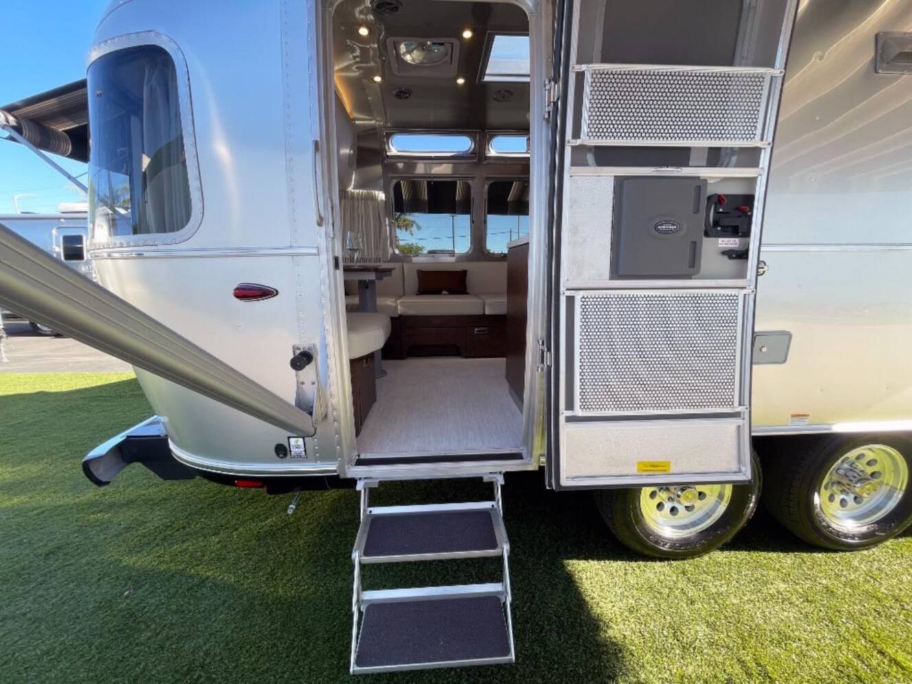 A photo of this 2026 Airstream Globetrotter 25FB