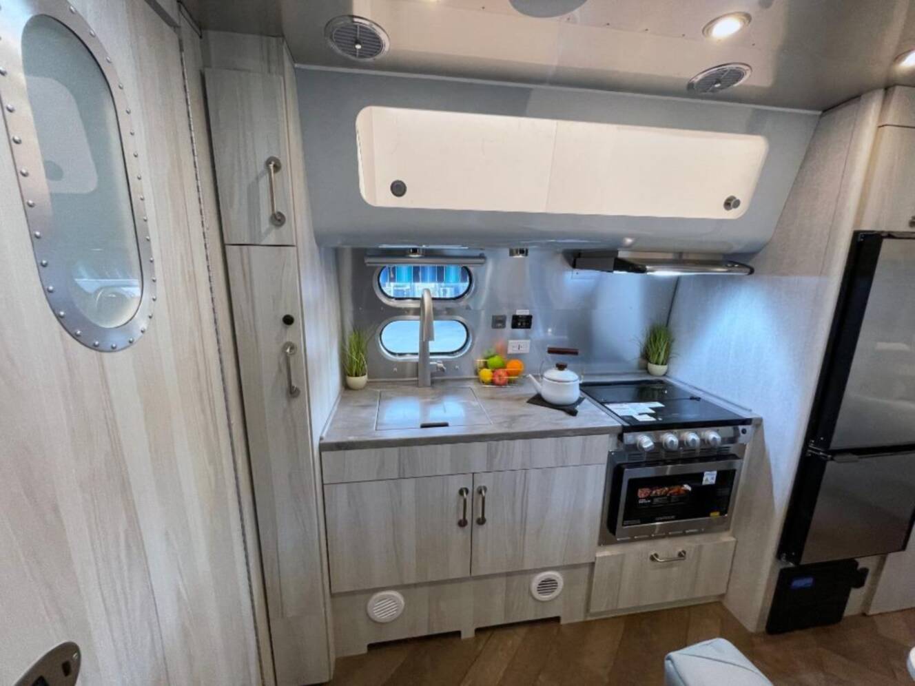 A photo of this 2026 Airstream International 23FBQ