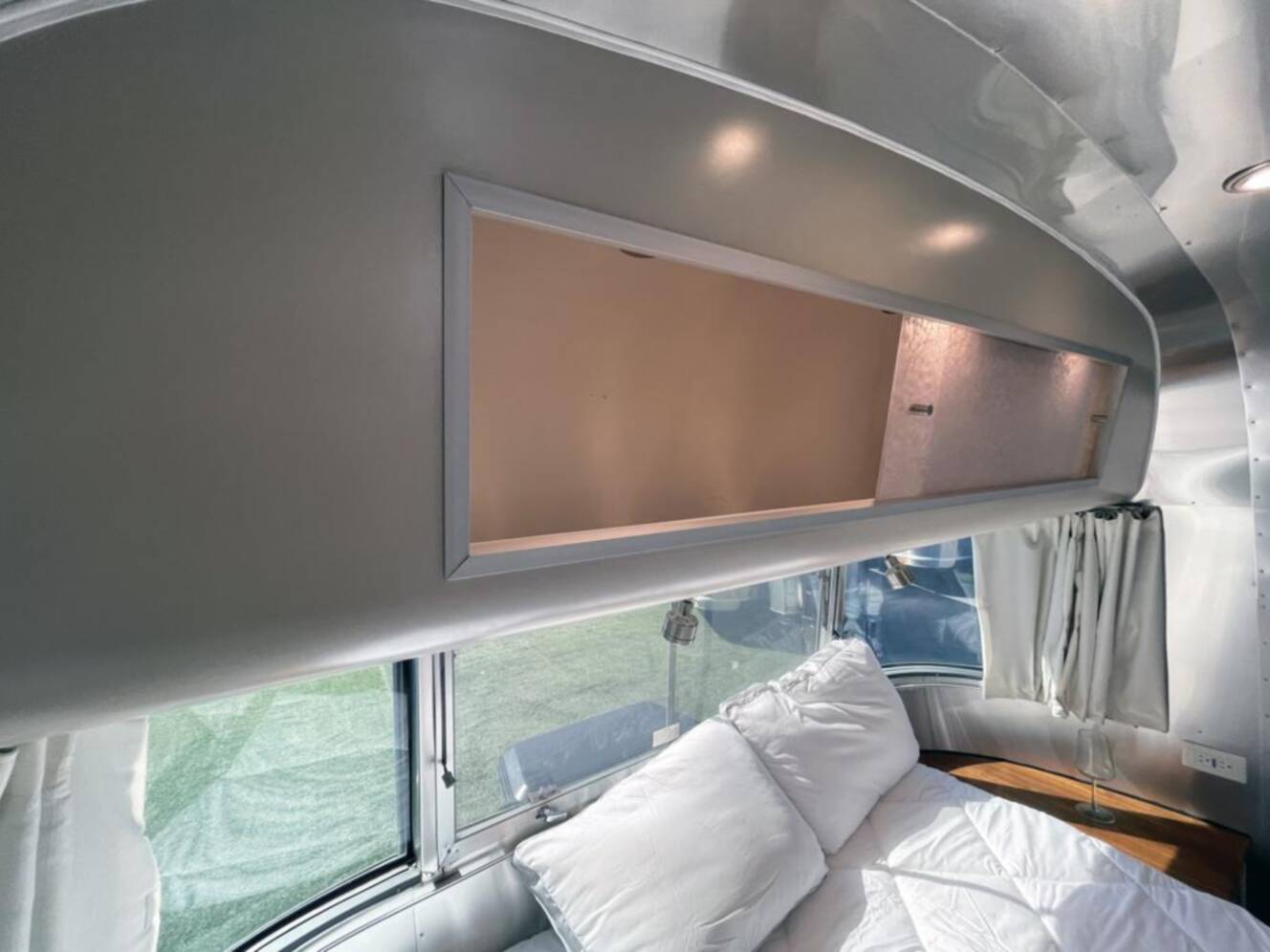 A photo of this 2019 Airstream International SERENITY 27FBQ