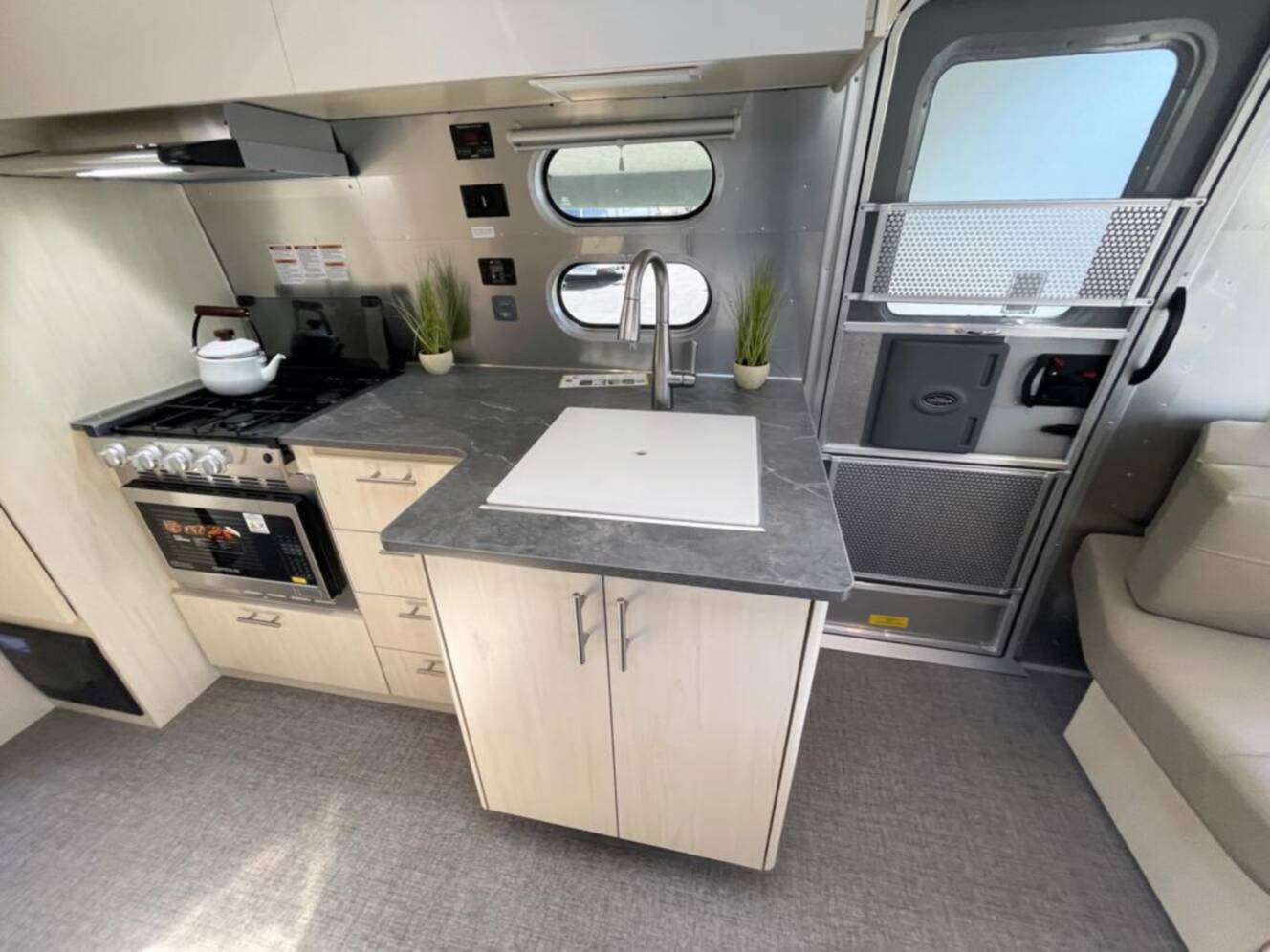 A photo of this 2026 Airstream Flying Cloud 27FB