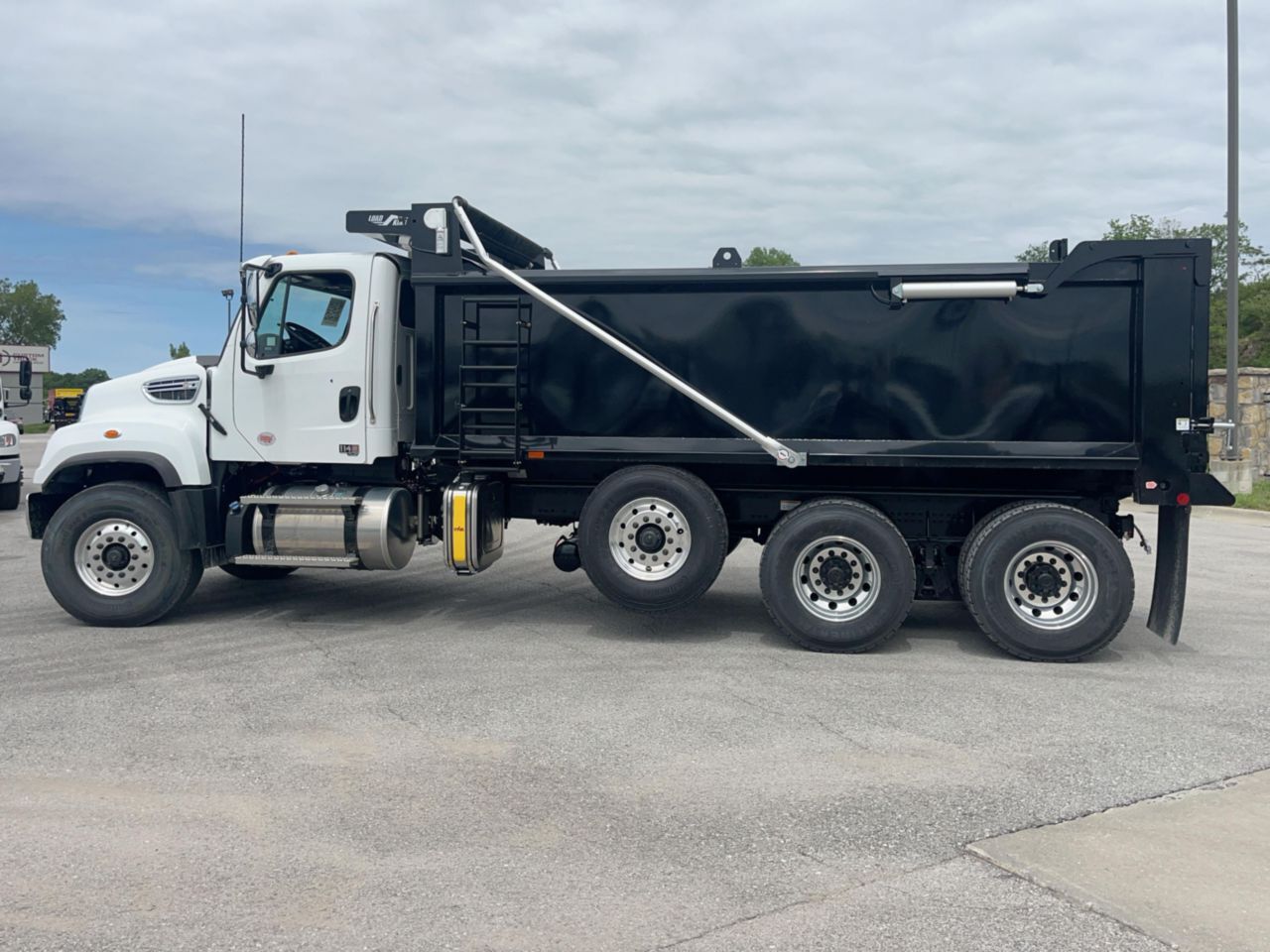 2027 FREIGHTLINER 114 SD in Kansas City, MO