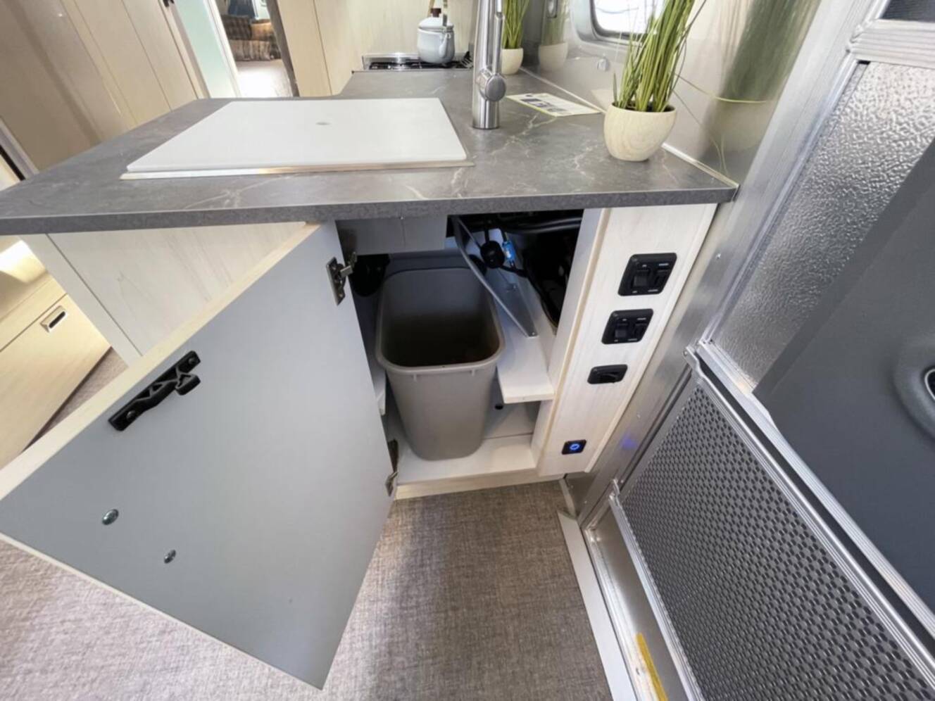 A photo of this 2026 Airstream Flying Cloud 27FB