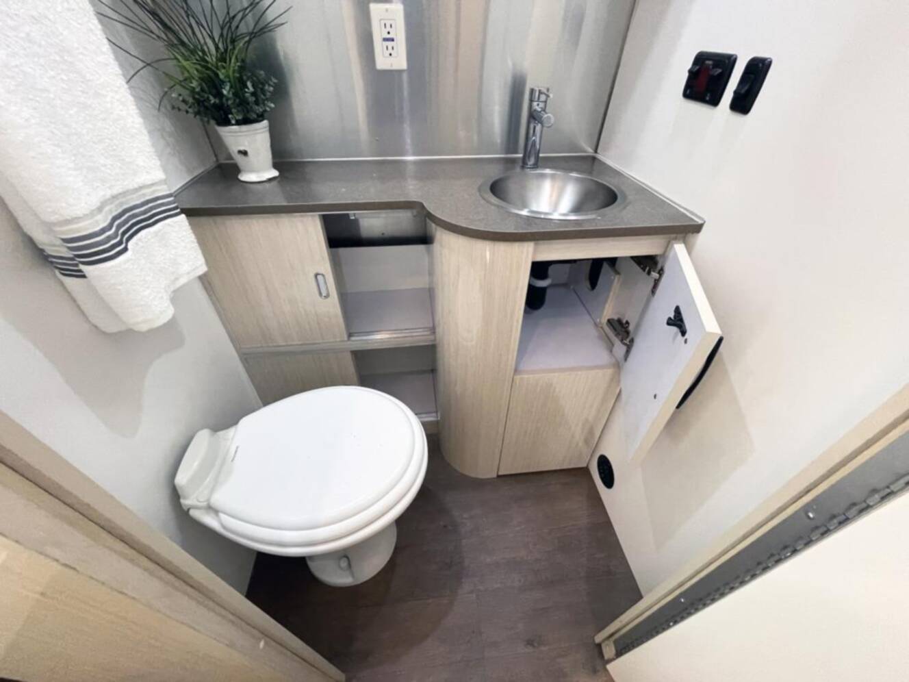A photo of this 2019 Airstream International SERENITY 27FBQ