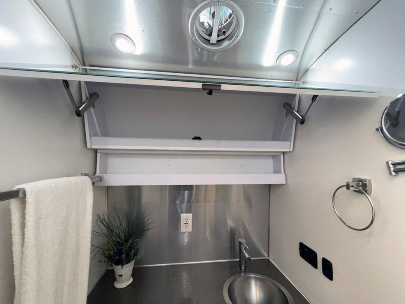 A photo of this 2019 Airstream International SERENITY 27FBQ