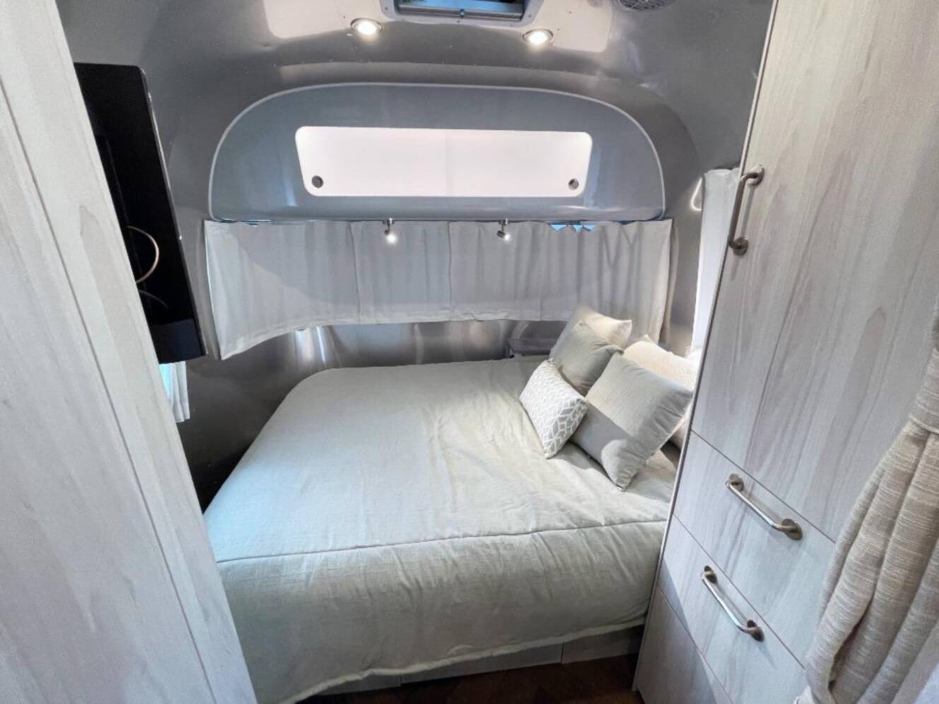 A photo of this 2026 Airstream International 23FBQ