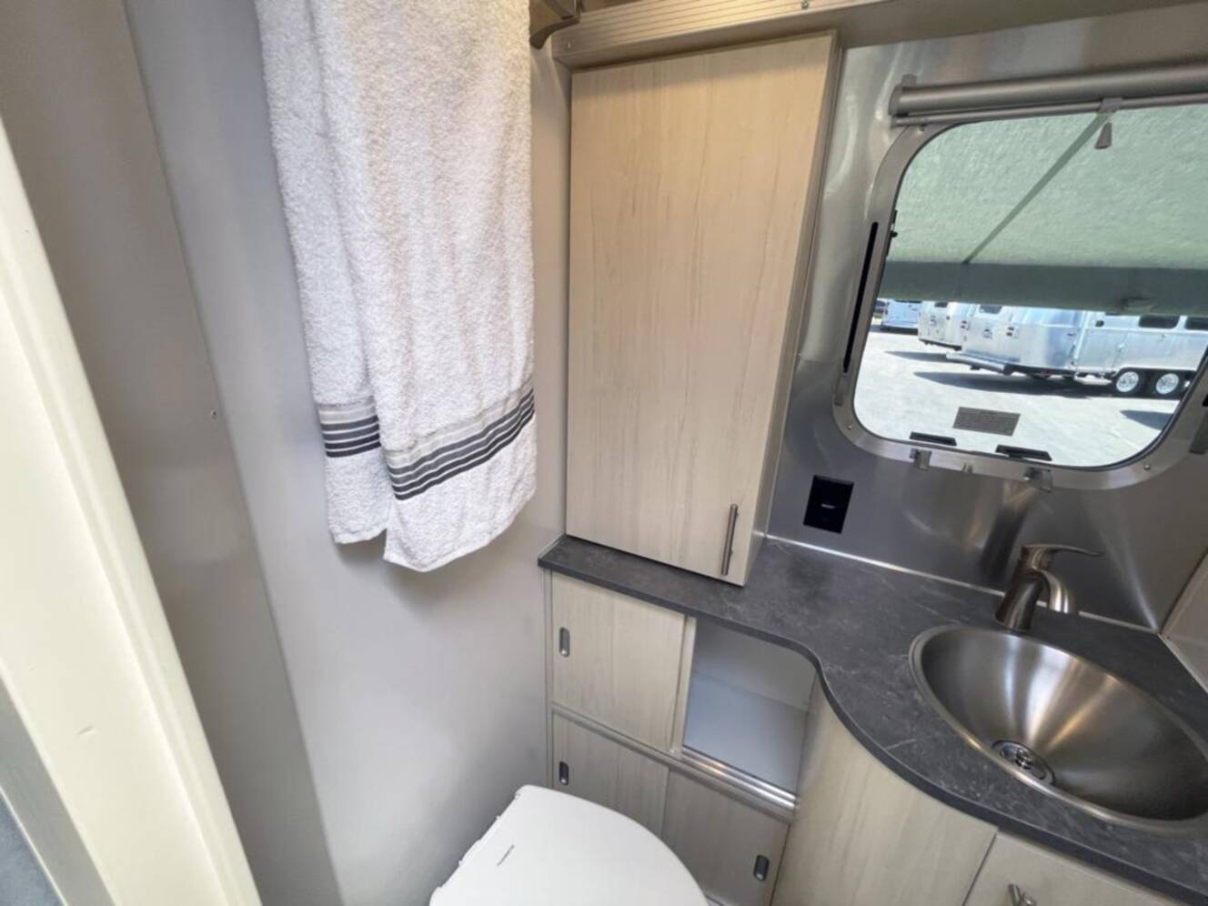 A photo of this 2026 Airstream Flying Cloud 27FB