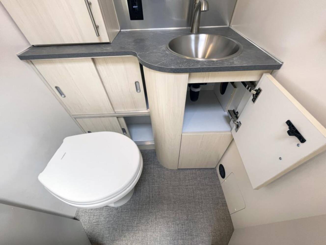 A photo of this 2026 Airstream Flying Cloud 27FB