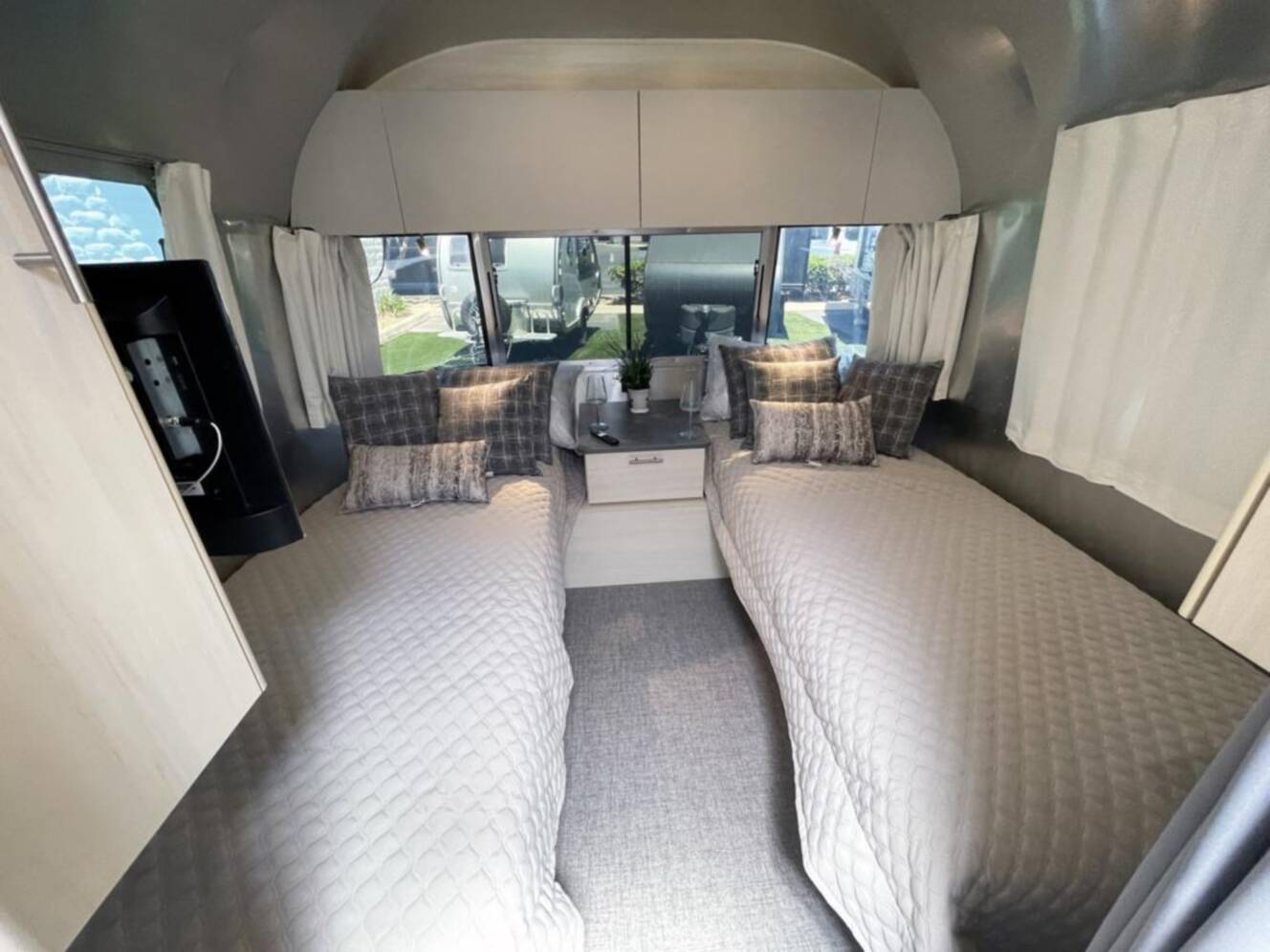 A photo of this 2026 Airstream Flying Cloud 27FB