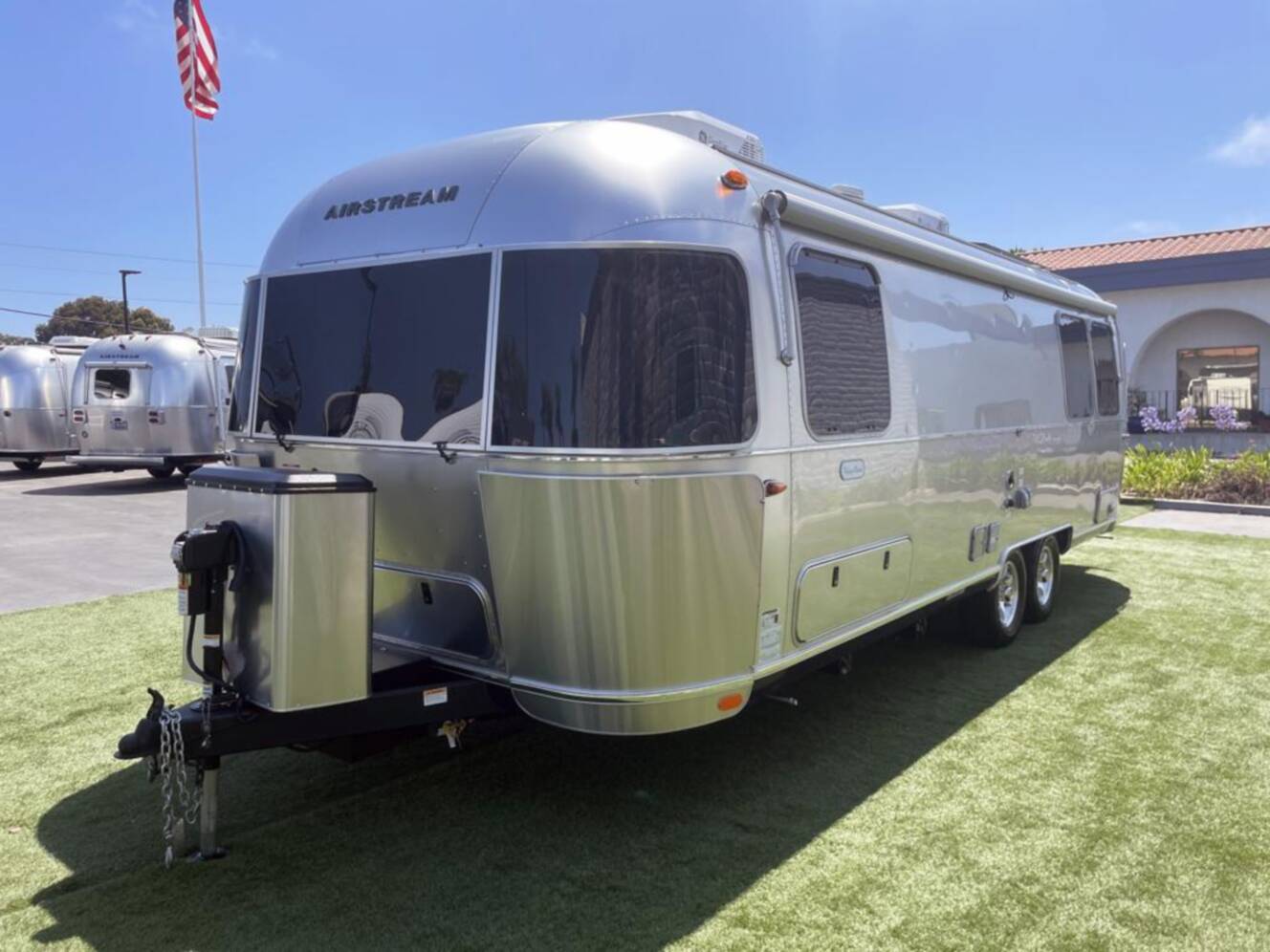 A photo of this 2026 Airstream Flying Cloud 27FB