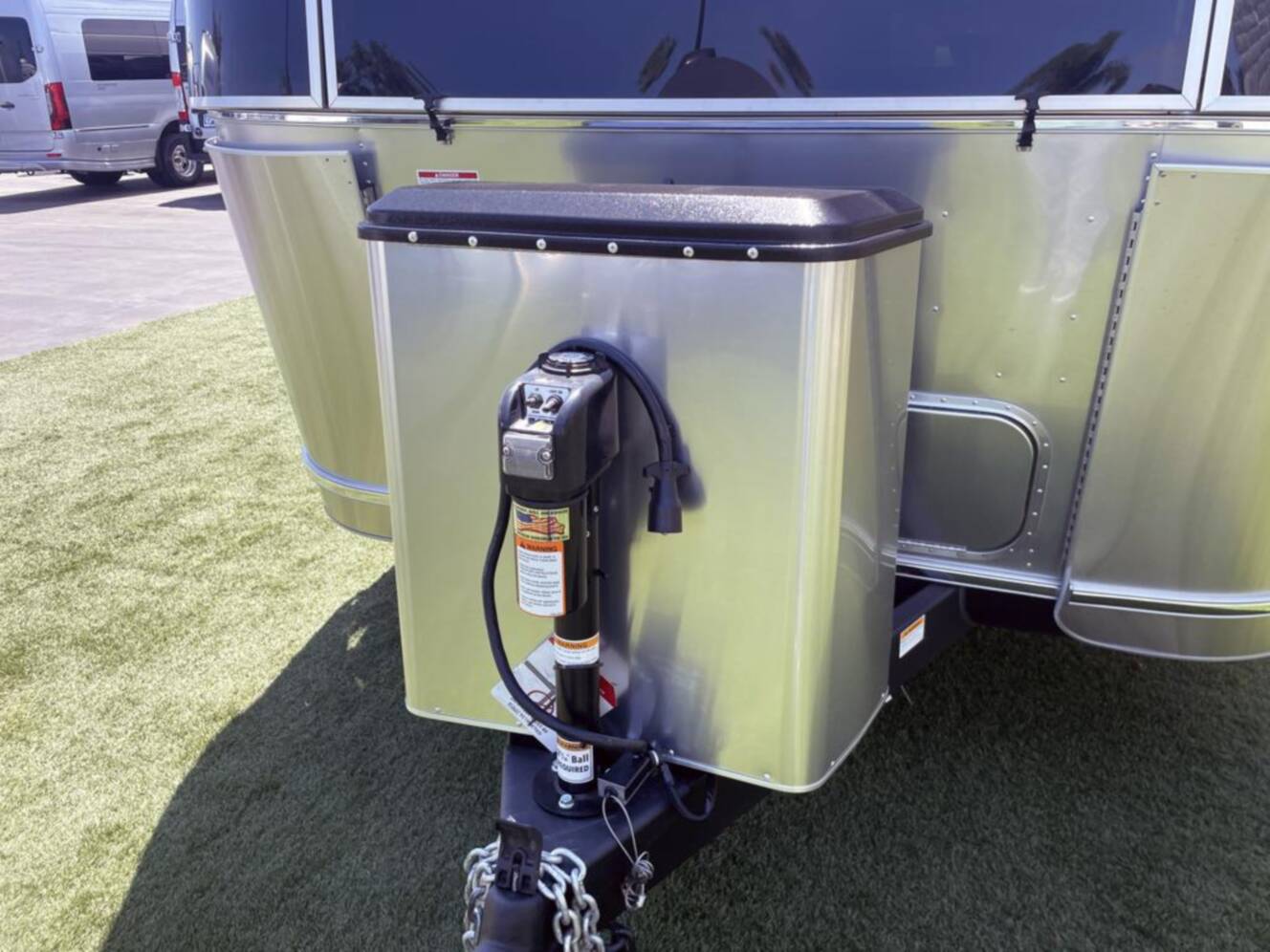 A photo of this 2026 Airstream Flying Cloud 27FB