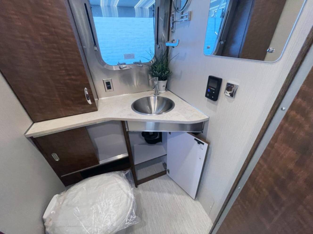 A photo of this 2026 Airstream Globetrotter 25FB