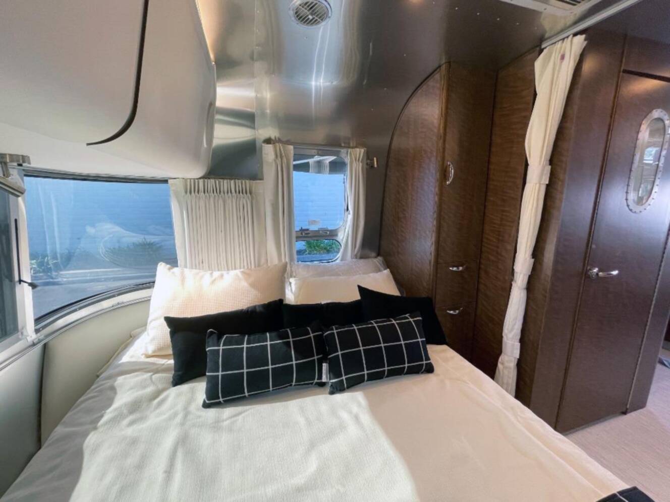 A photo of this 2026 Airstream Globetrotter 25FB