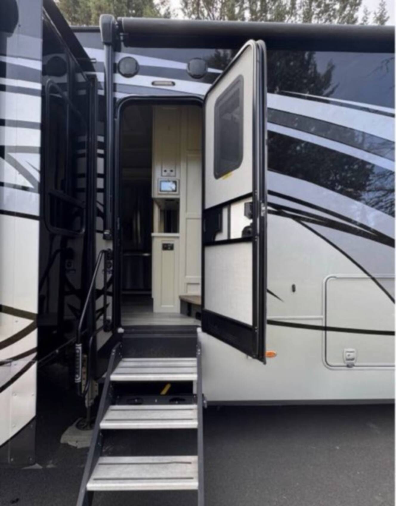 A photo of this 2022 Vanleigh Rv Beacon 42RDB