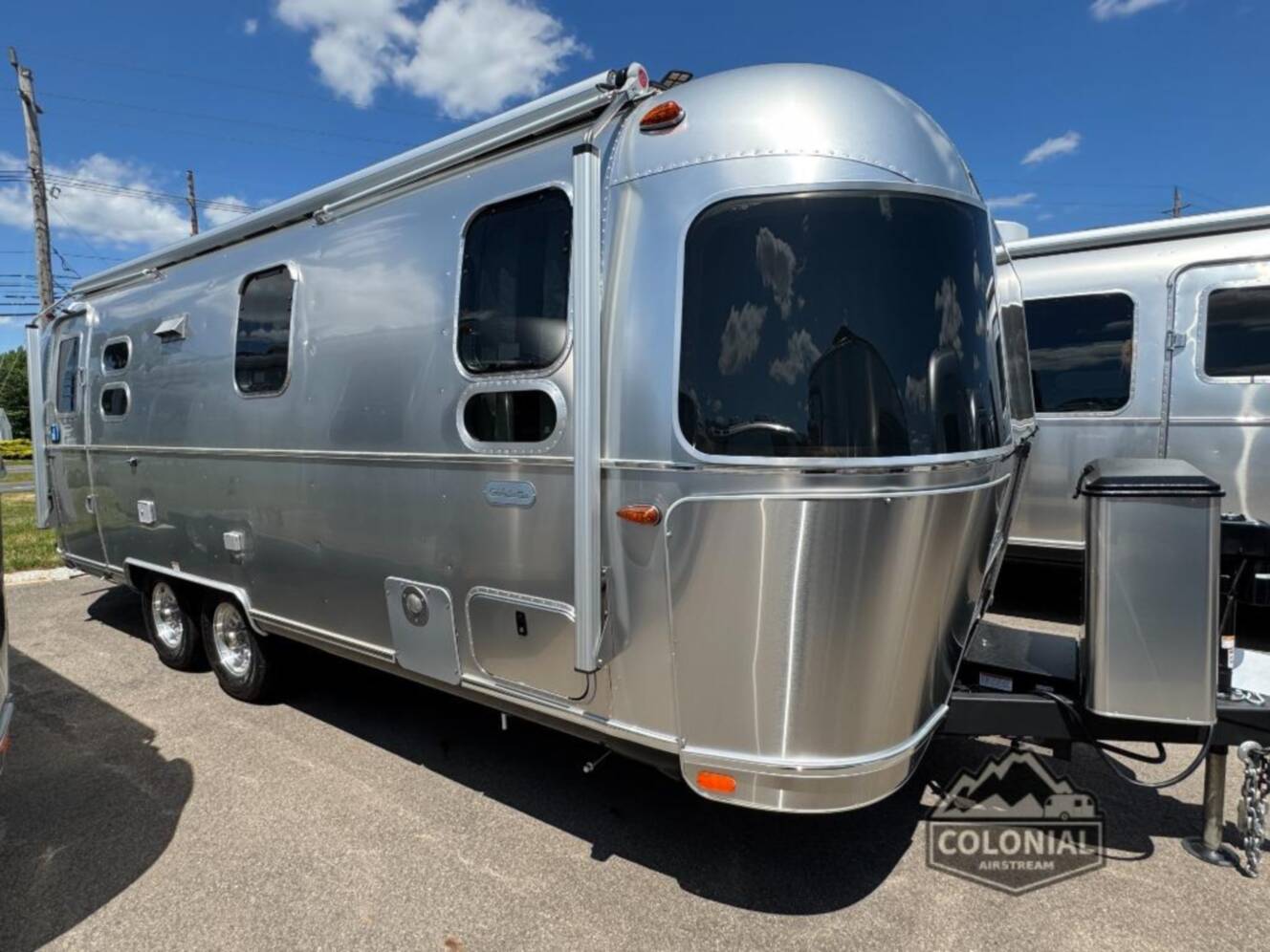 A photo of this 2026 Airstream Globetrotter 25FBT Twin