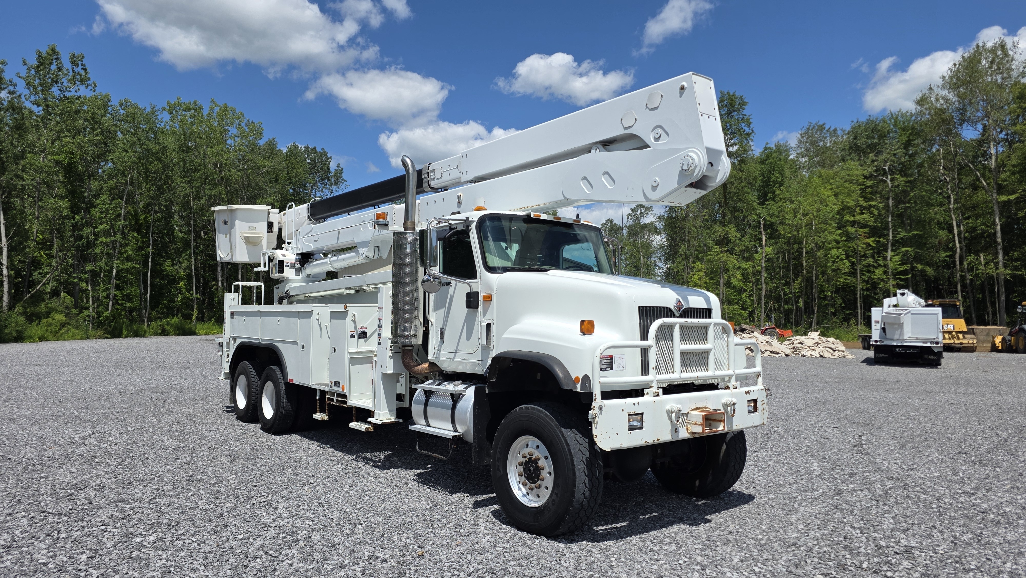 2010 INTERNATIONAL 5500i 6X6 & ALTEC A77T-E93 98' MAT. HAND INSUL BOOM in Lockport, NY