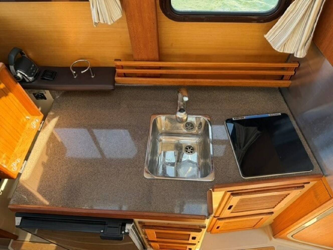 A photo of this 2016 Ranger Tugs R-25 SC
