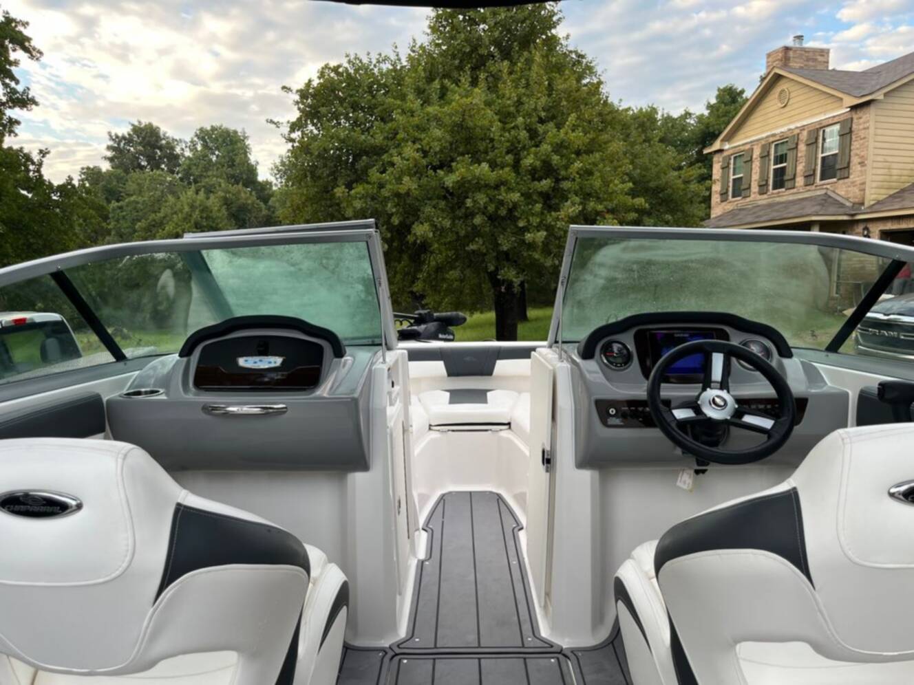 A photo of this 2023 Chaparral 21 SSI Ski & Fish