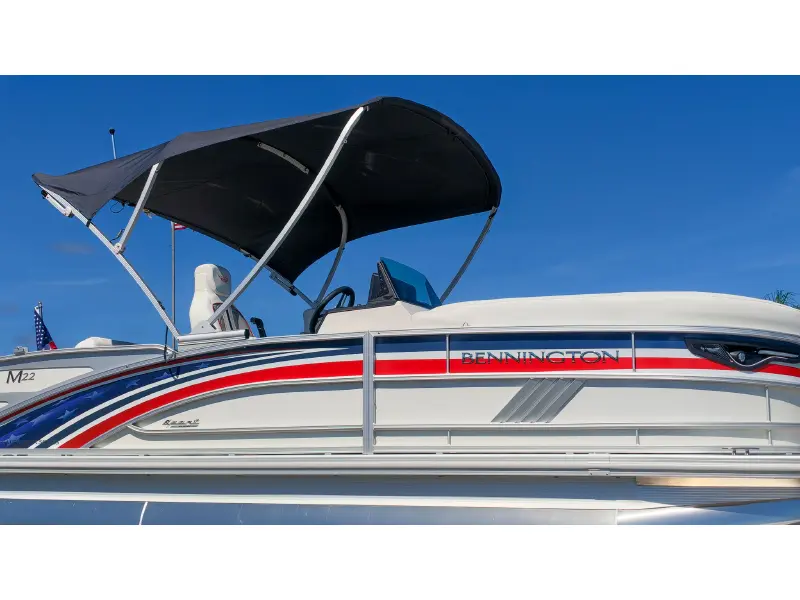 2027 Bennington 22 M SWINGBACK