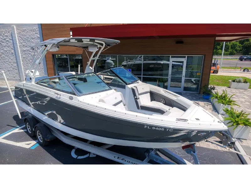 2022 Cobalt R6 Outboard