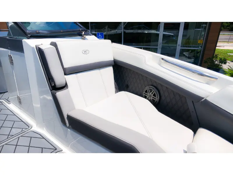 2022 Cobalt R6 Outboard