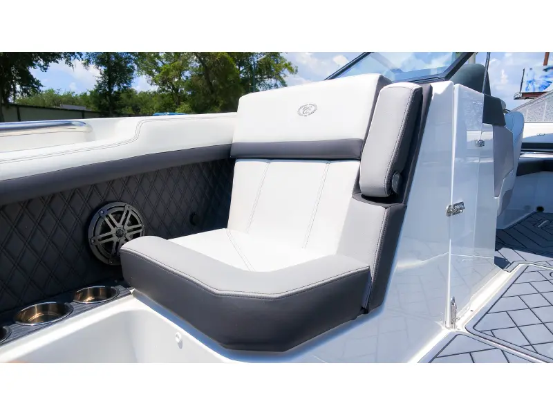 2022 Cobalt R6 Outboard