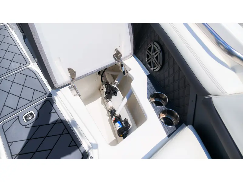 2022 Cobalt R6 Outboard