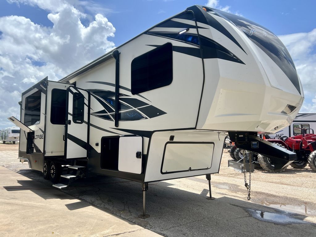2018 Dutchmen Voltage 3605 Fifth Wheel Toy Hauler RV