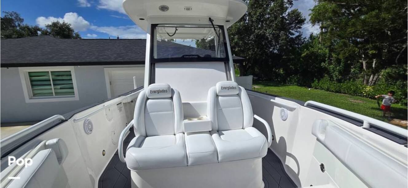 A photo of this 2016 Everglades 275 CC