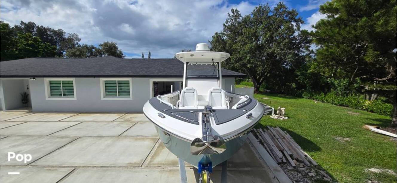 A photo of this 2016 Everglades 275 CC