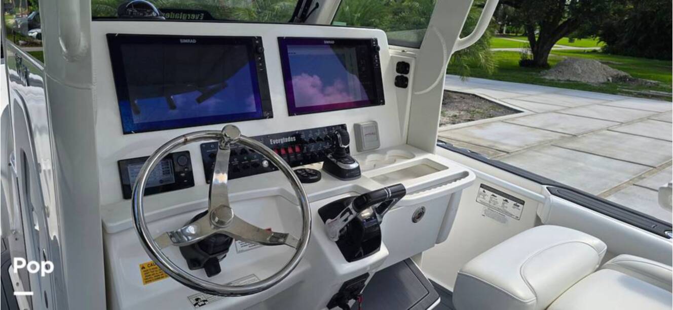 A photo of this 2016 Everglades 275 CC