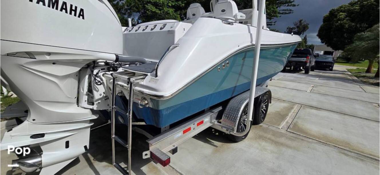 A photo of this 2016 Everglades 275 CC