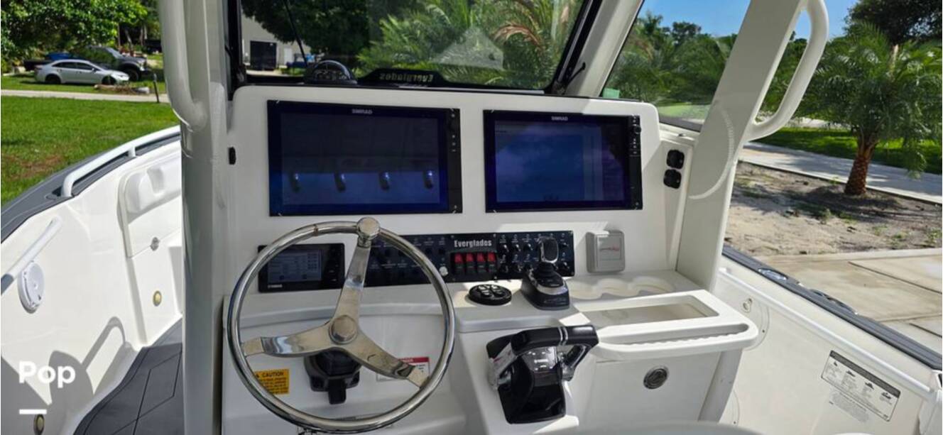A photo of this 2016 Everglades 275 CC