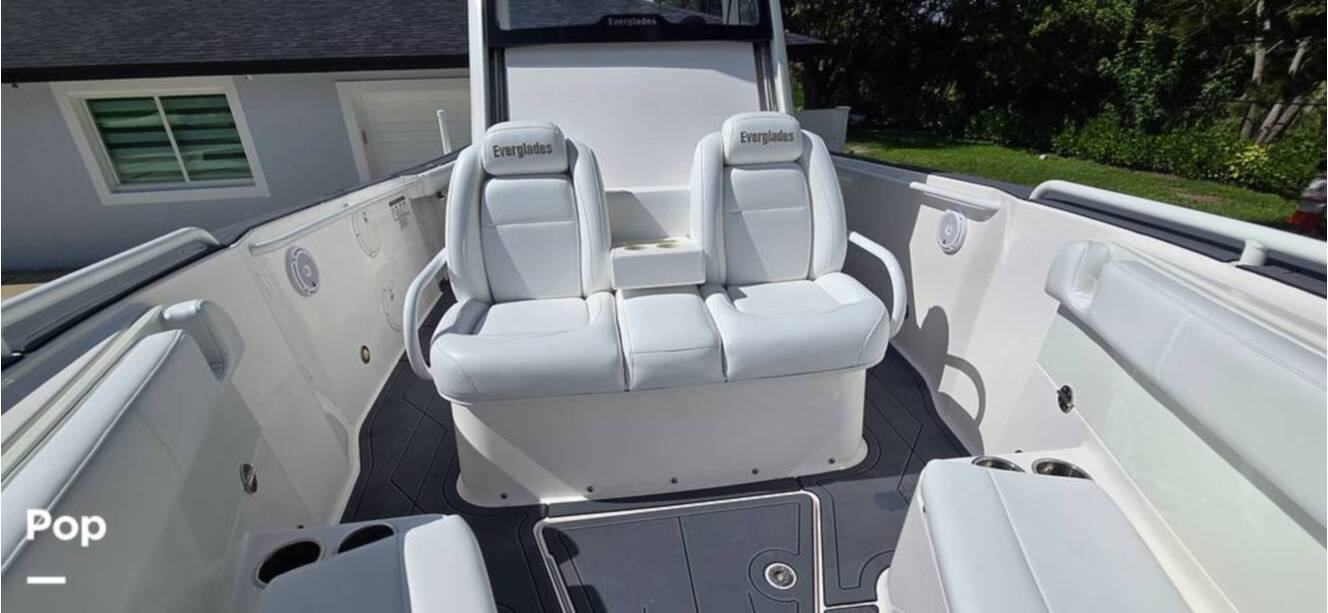 A photo of this 2016 Everglades 275 CC