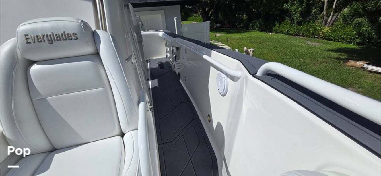A photo of this 2016 Everglades 275 CC