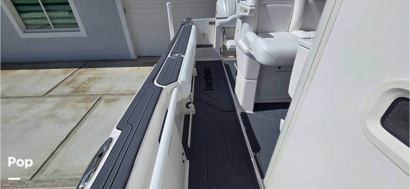 A photo of this 2016 Everglades 275 CC