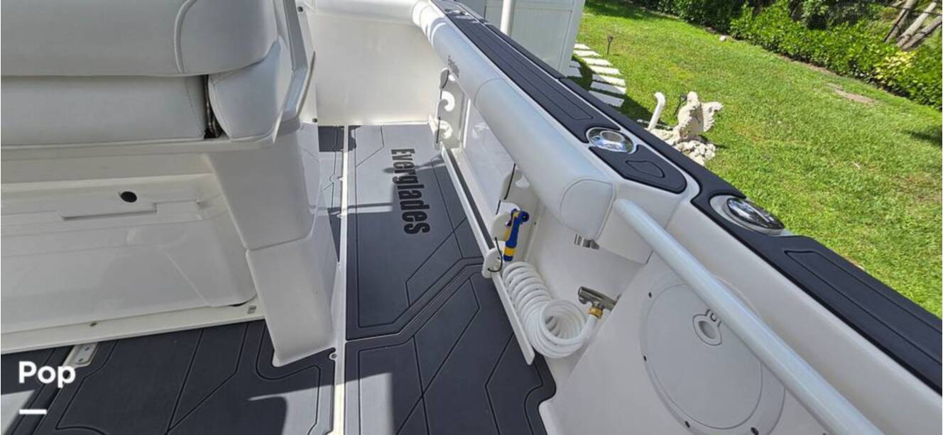 A photo of this 2016 Everglades 275 CC