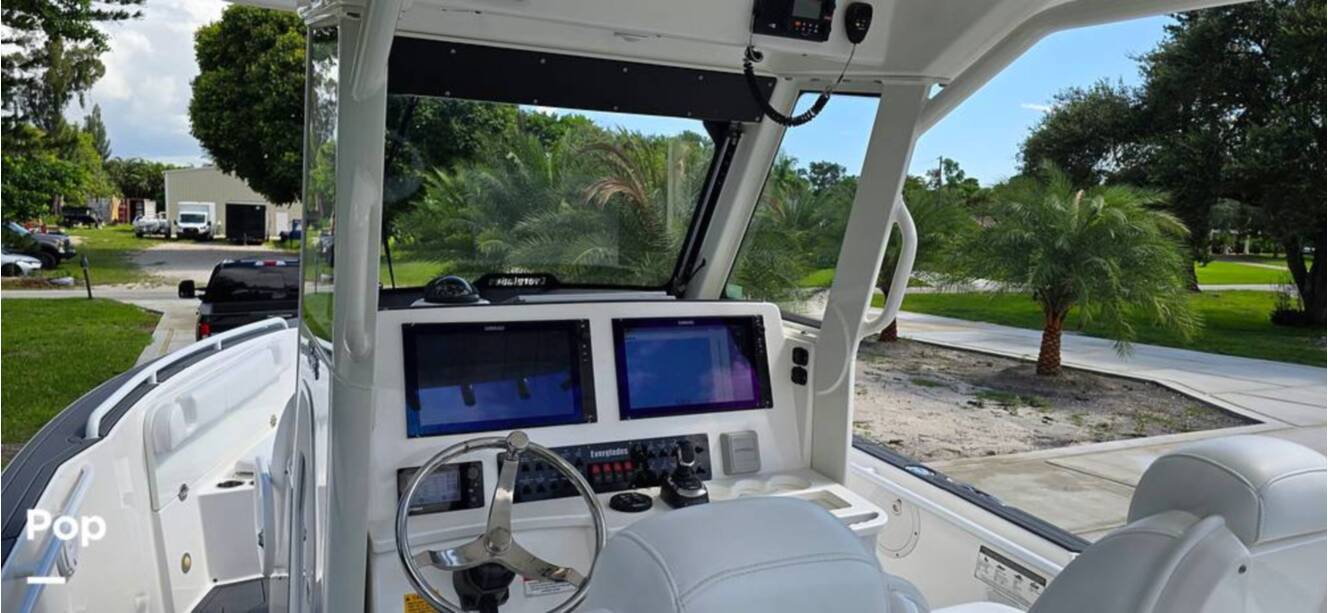 A photo of this 2016 Everglades 275 CC