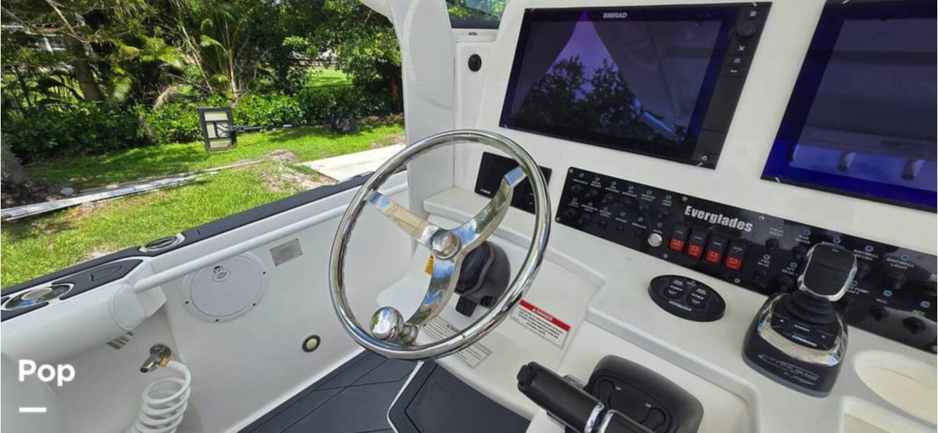 A photo of this 2016 Everglades 275 CC