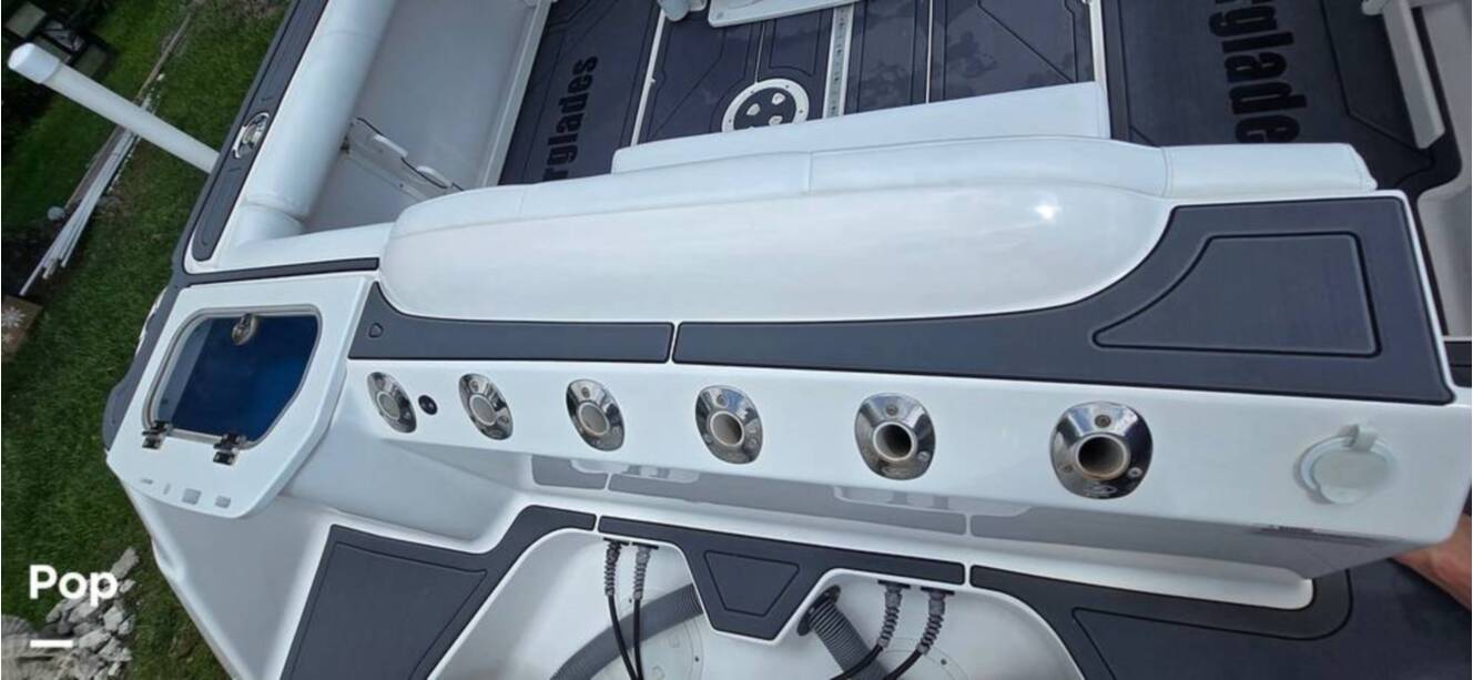 A photo of this 2016 Everglades 275 CC