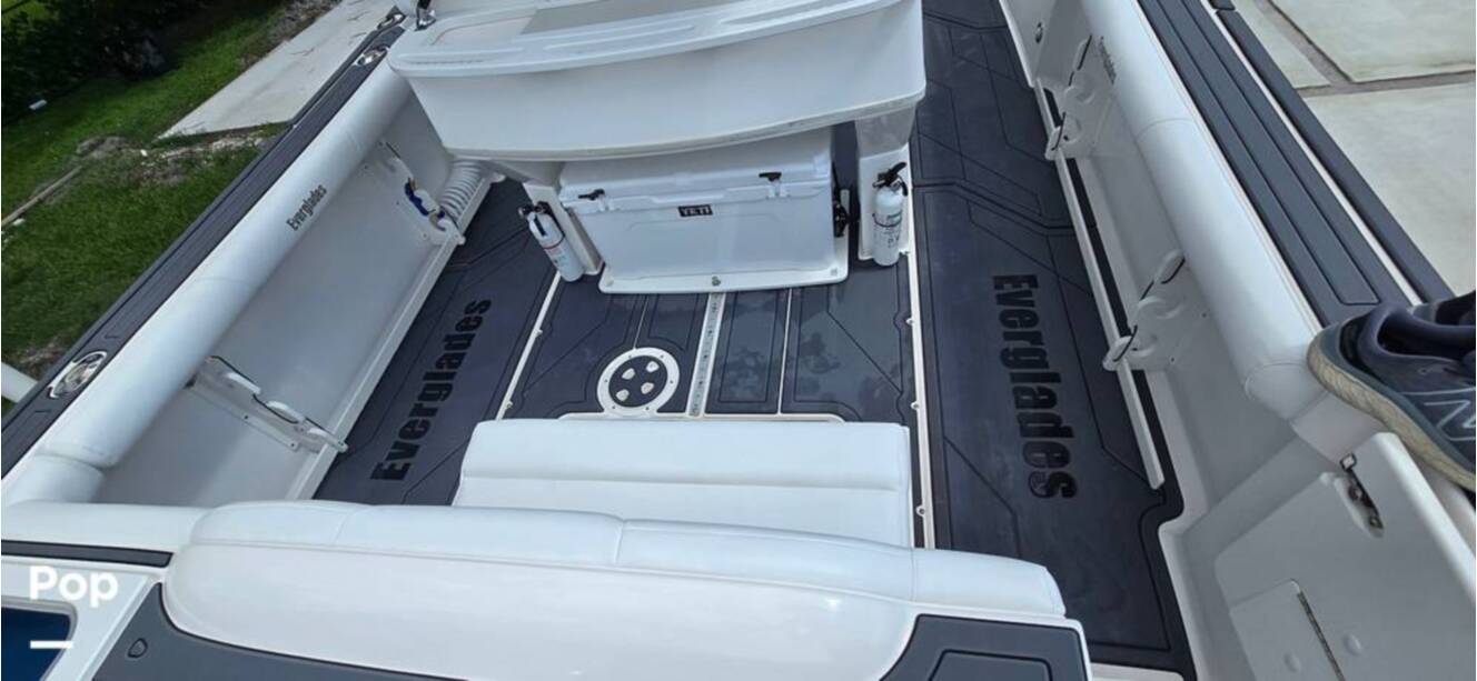 A photo of this 2016 Everglades 275 CC