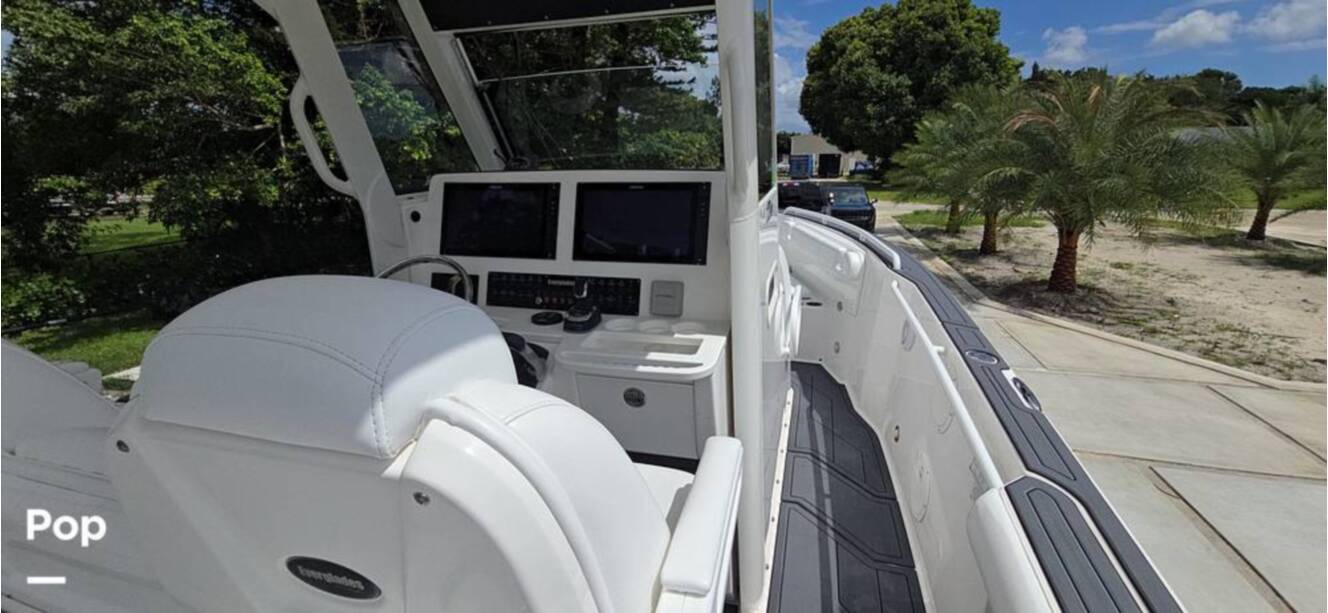 A photo of this 2016 Everglades 275 CC