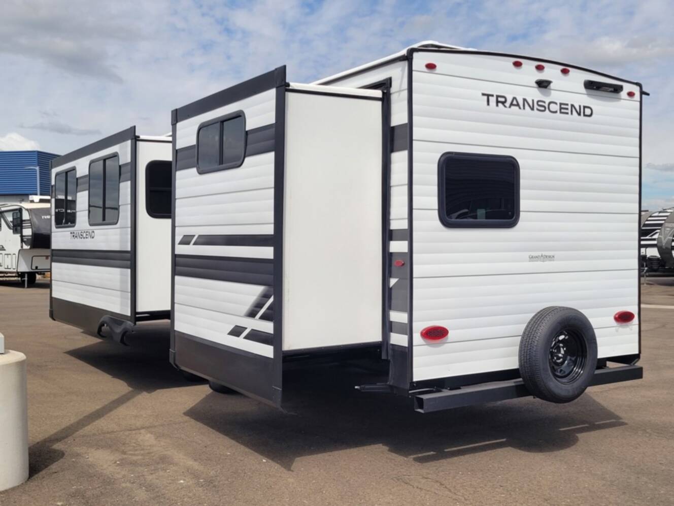 A photo of this 2026 Grand Design Transcend 325BHT