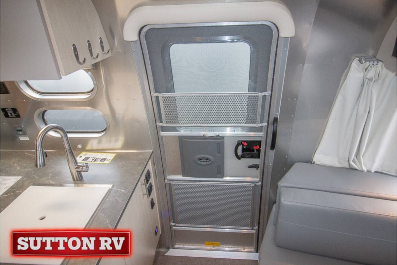 A photo of this 2026 Airstream Flying Cloud 25FB Twin