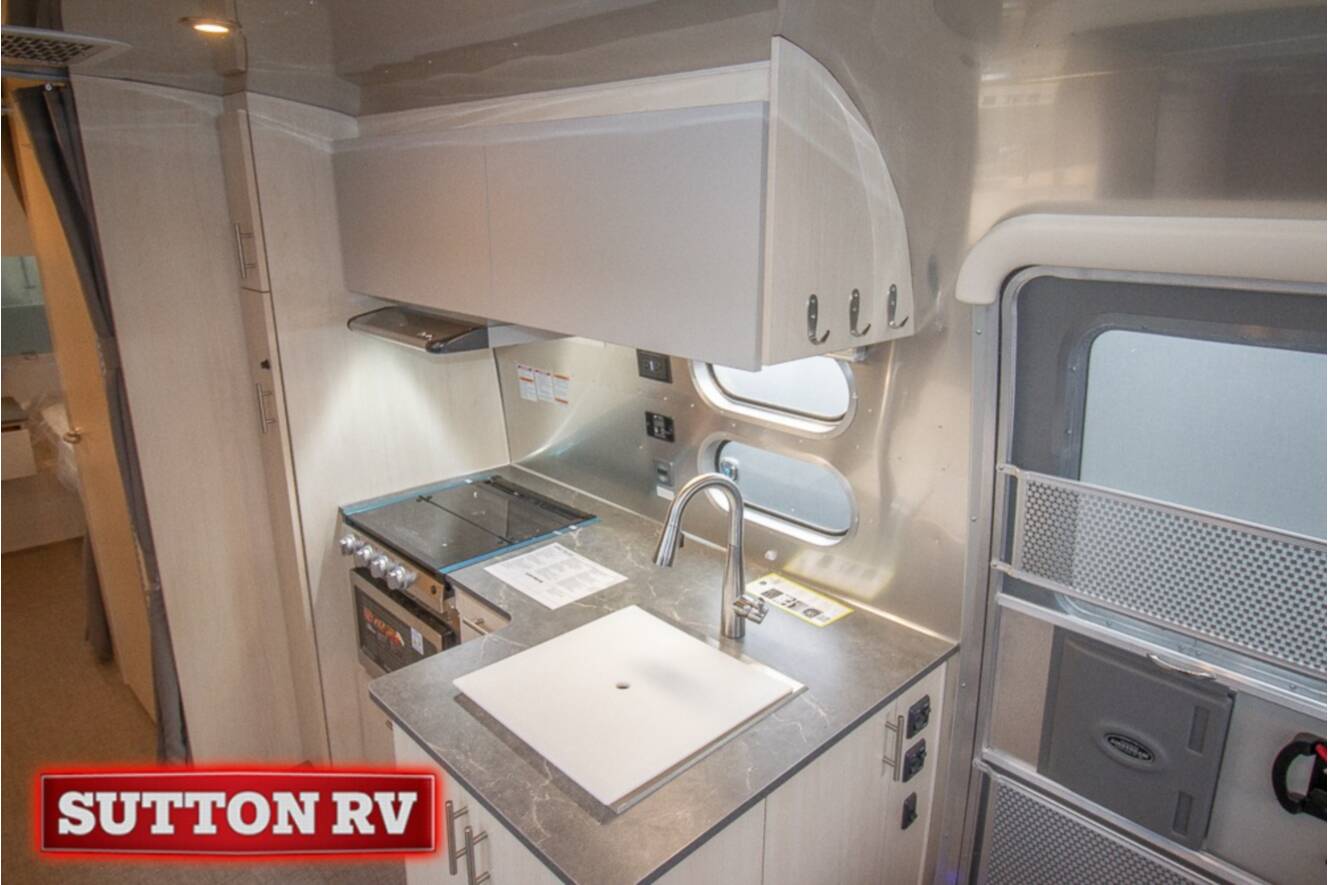 A photo of this 2026 Airstream Flying Cloud 25FB Twin