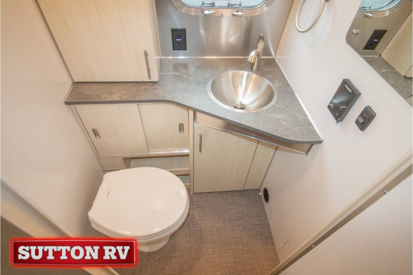 A photo of this 2026 Airstream Flying Cloud 25FB Twin