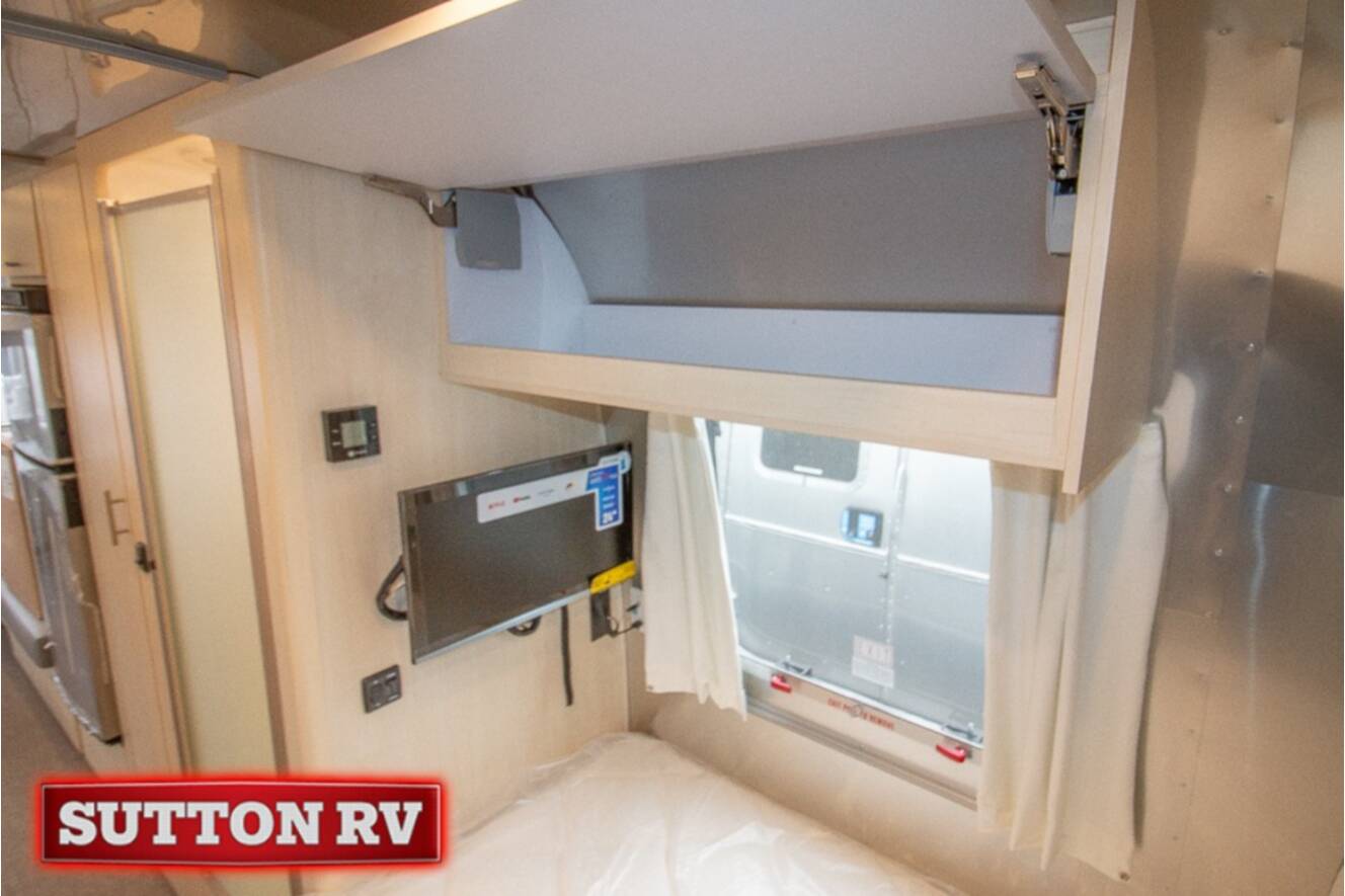 A photo of this 2026 Airstream Flying Cloud 25FB Twin