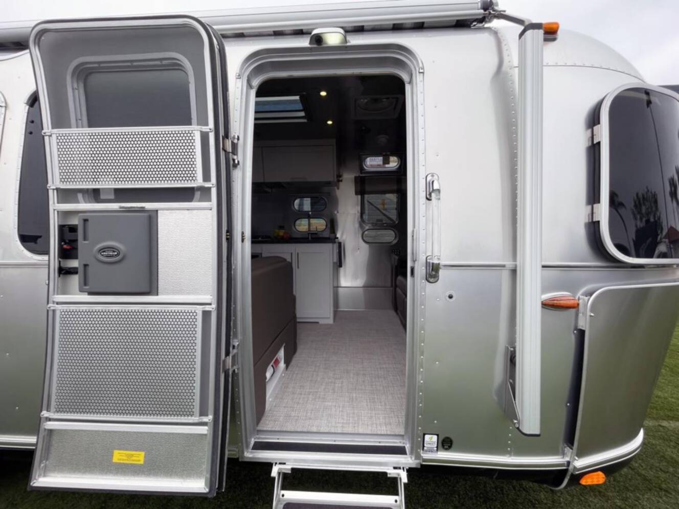 A photo of this 2026 Airstream Classic 28 RBT