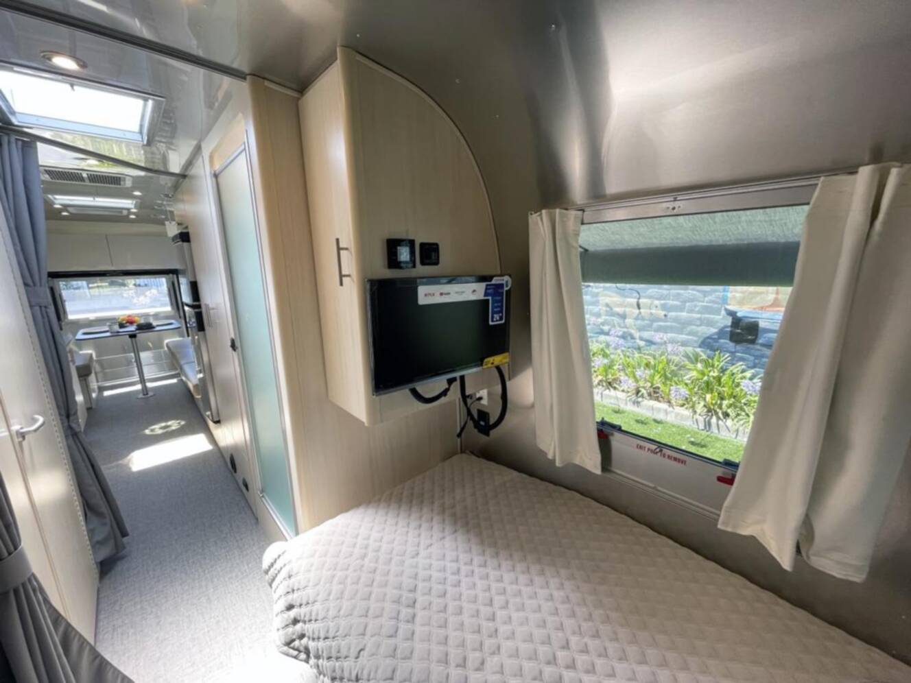 A photo of this 2026 Airstream Flying Cloud 27FB